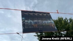Jedna od fotografija na izložbi tokom protestne ulične blokade u Novom Sadu, 10. jul 2025.