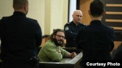 აქტივისტი საბა სხვიტარიძე თბილისის საქალაქო სასამართლოში. 27 მარტი, 2025 წელი