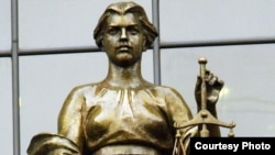 У здания Верховного суда России