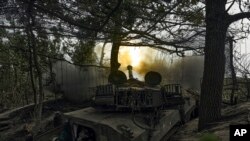 Українські військові ведуть вогонь по російських позиціях біля Бахмуту, Донеччина, 1 вересня 2023 року