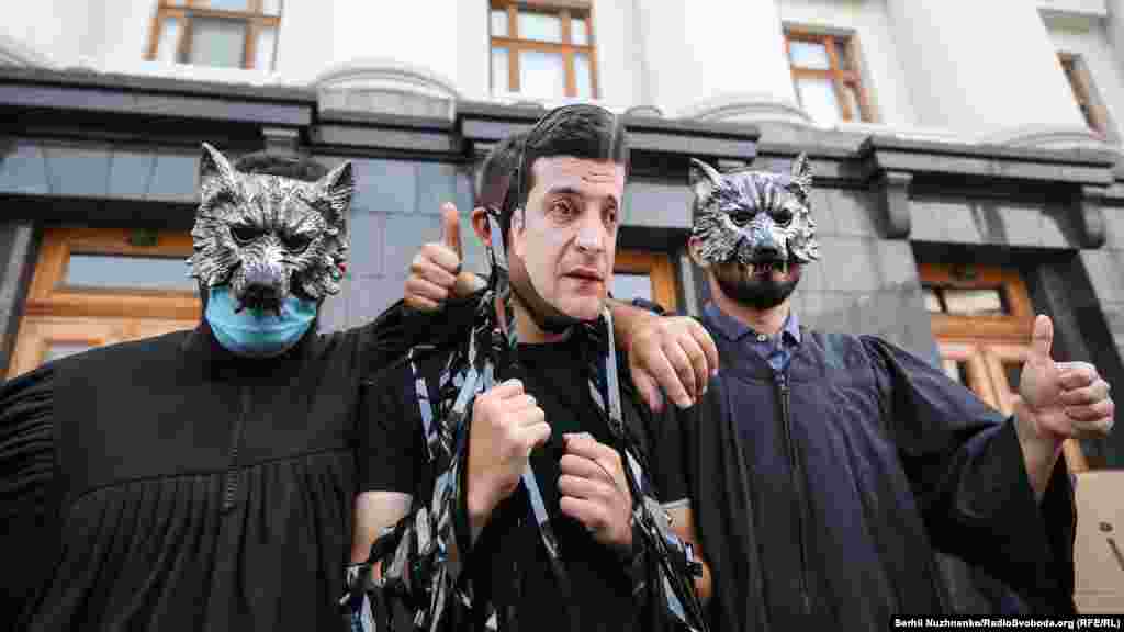 У масках вовків та суддівських мантіях активісти Центру протидії корупції, «Автомайдану» та DEJURE обмотали «президента» плівками під звучання записів із ОАСК. Так вони зобразили  участь Зеленського у «покриванні злочинів»