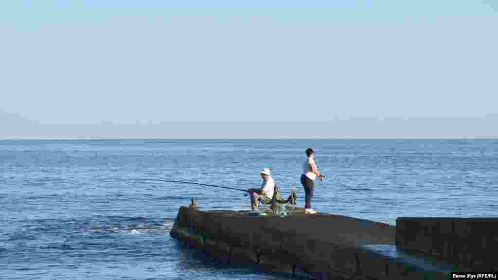 А кто-то ловит рыбу 