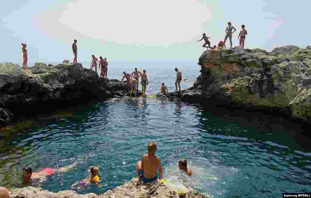 Июнь 2016 года. Отдыхающие в «Чаше любви» – одном из самых многолюдных и экстремальных пляжей на Тарханкуте