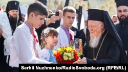 Діти вітають Вселенського патріарха Варфоломія біля Михайлівського Золотоверхого монастиря ПЦУ в Києві, 21 серпня 2021 року