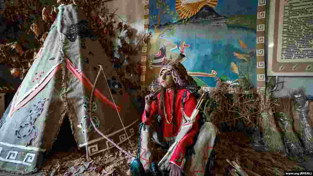 «Индеец» у вигвама – главная декорация сельского музея