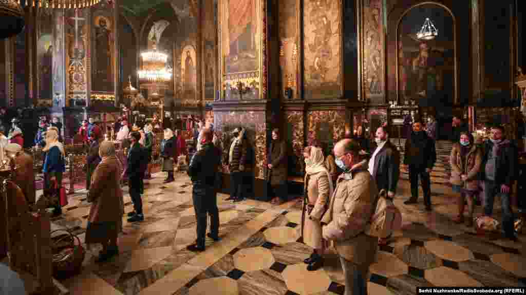 У Володимирському соборі, яким керує патріарх Філарет, людям дозволили зайти в церкву. Уже на саму літургію зібралося кілька десятків вірян, серед них не всі дотримувалися маскового захисту