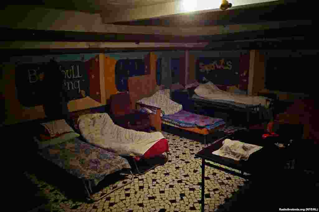Тут можуть залишатися понад 30 осіб щоночі. Під час тяжких обстрілів підвали часто переповнюються. 