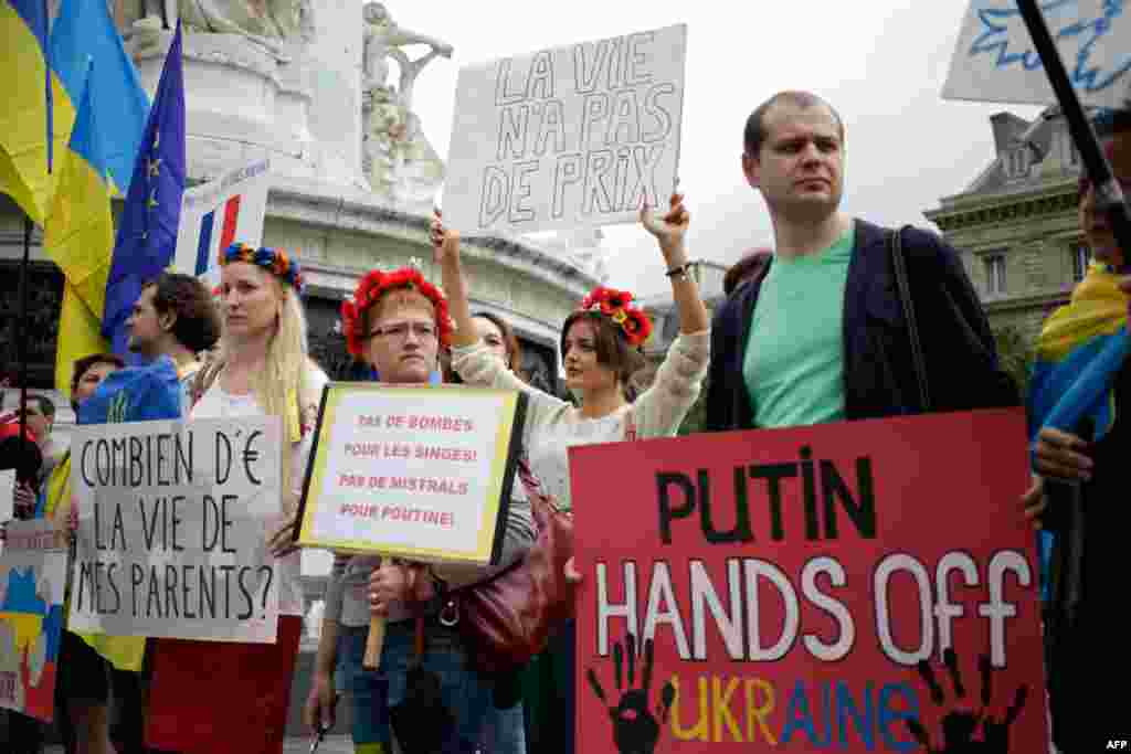 Акция против поставок России вертолетоносцев класса "Мистраль". Париж, июль 2014 года