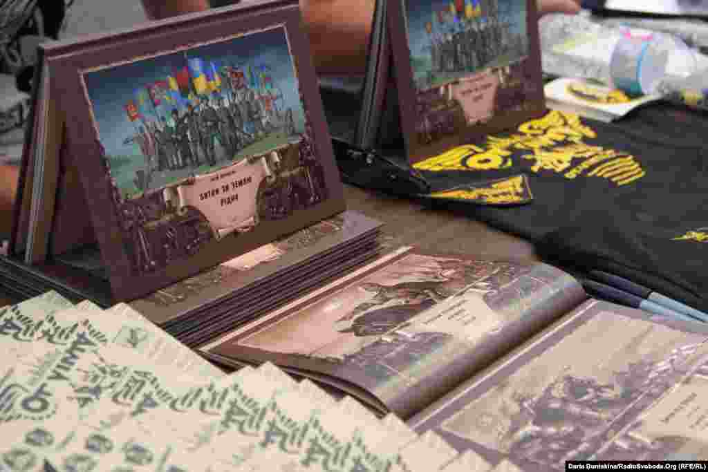 Свою нову книжку «Битва за землю рідну» на ярмарку, поміж іншим, презентує і лідер гурту «OT VINTA» Юрій Журавель