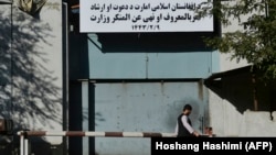 Muškarac prolazi pored ulazne kapije sa znakom Ministarstva za promociju vrlina i sprječavanje poroka, koje je zamijenilo ministarstvo za ženska pitanja, u Kabulu. 17. septembar 2021.