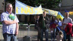 У Празі пройшла акція «За вашу і нашу свободу» біля посольства Росії у Чехії У Празі пройшла акція «За вашу і нашу свободу» біля посольства Росії у Чехії