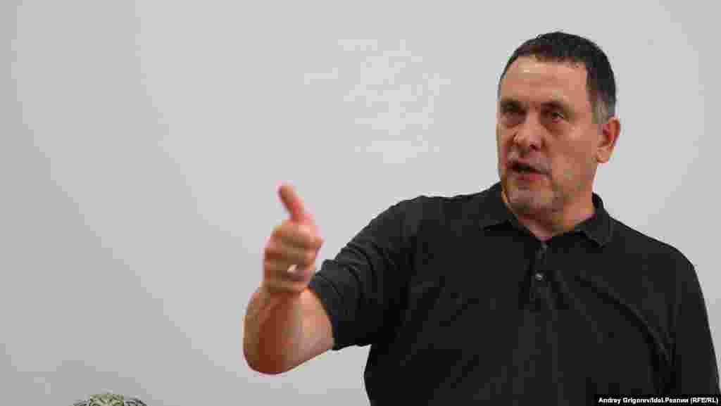  "Я надеюсь, что жители Казани покажут, что "слово пацана" — такая прекрасная книга есть, очень интересная (книга посвящена "казанскому феномену" — местным ОПГ, волна которых захлестнула город в 80-е и 90-е гг. — "Idel.Реалии") — оно что-то значит для Казани".