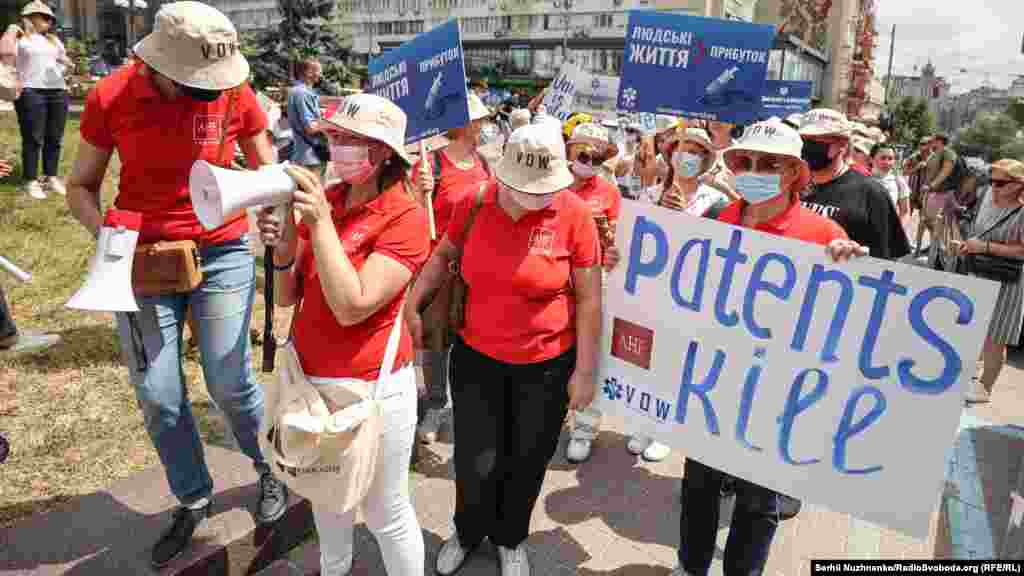 Учасниця акції тримає в руках плакат з написом: «Патенти вбивають»