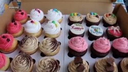 Учитель и бизнесмен из Бахчисарая кормит львовян капкейками (видео) Учитель и бизнесмен из Бахчисарая кормит львовян капкейками (видео)