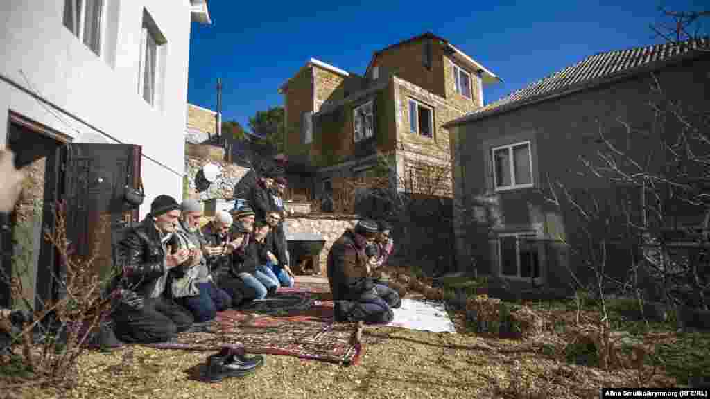 Вооруженные российские силовики 11 февраля 2015 года ворвались в дома четырнадцати мусульманских семей. Обыски проходили в селах Бахчисарайского района, а также в населенных пунктах, входящих в состав Большой Ялты.