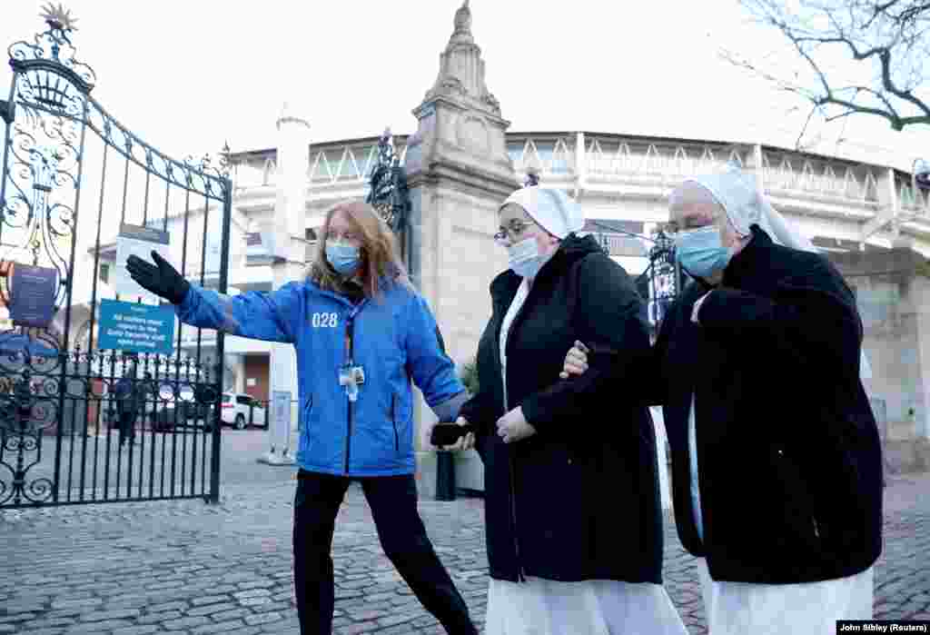 Ще один центр вакцинації в Лондоні відкрили на стадіоні Lord's Cricket Ground, де проходять найважливіші матчі з крікету. На фото монахині прибули на стадіон, щоб отримати вакцину від коронавірусної хвороби