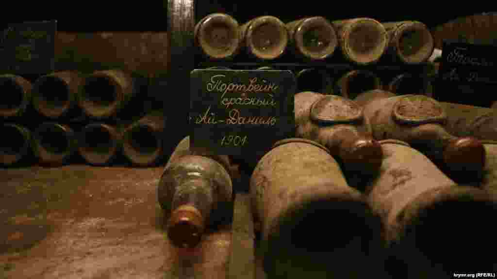 В 2016 году украинские прокуроры возбудили уголовное дело против подконтрольного России гендиректора «Массандры» Янины Павленко. Причина – открытие бутылки старейшего образца хереса стоимостью 100 тысяч долларов. Бутылку открыли во время визита экс-премьер-министра Италии Сильвио Берлускони. Итальянский политик приехал в Крым по приглашению президента России Владимира Путина. На фото: бутылка портвейна Ай-Даниль, 2017 год