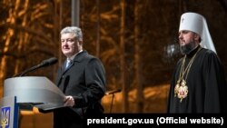 Президент України Петро Порошенко (ліворуч) і предстоятель Православної церкви України митрополит Київський Епіфаній. Київ, 15 грудня 2018 року