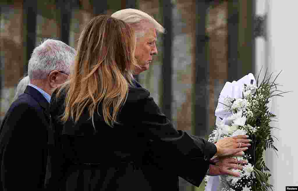 Президент США Дональд Трамп і перша леді Меланія Трамп покладають вінок під час церемонії в «Національному меморіалі рейсу 93», згадуючи загиблих під час захоплення літака рейсу 93 United Airlines, який врізався у відкрите поле 11 вересня 2001 року