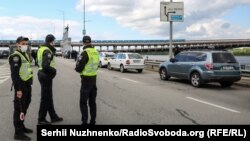 На даний час затриманого доправили до управління поліції і викликали йому медиків, зокрема, бригаду психіатричної допомоги