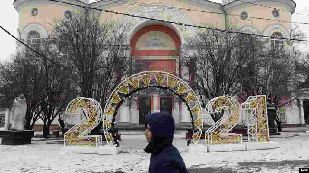 Прохожий у кинотеатра «Симферополь» в заснеженной крымской столице