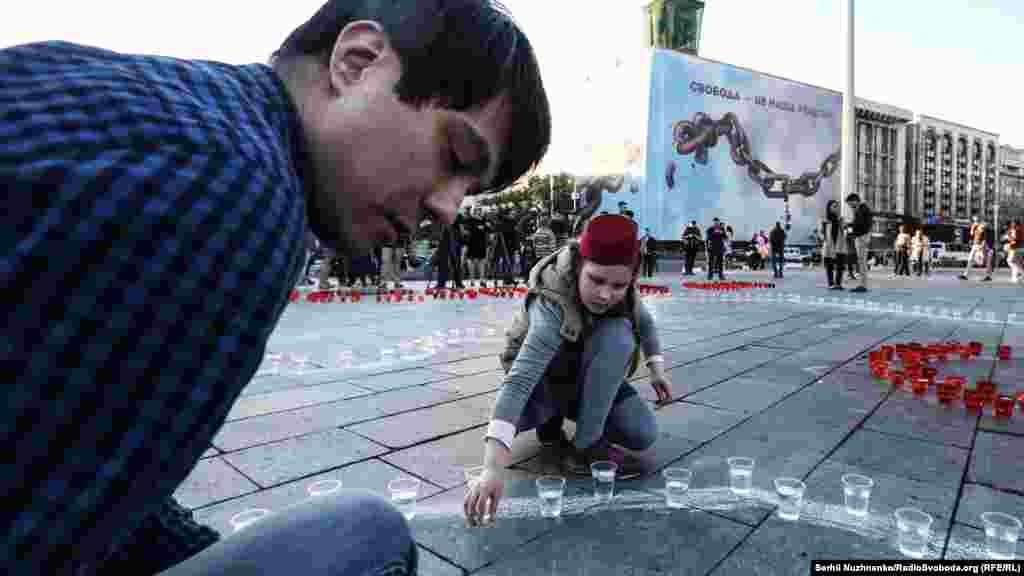 Перед началом акции участники выложили из свечей контуры герба Украины, тамги (герба крымских татар), а также контуры полуострова Крым с числом «73».   