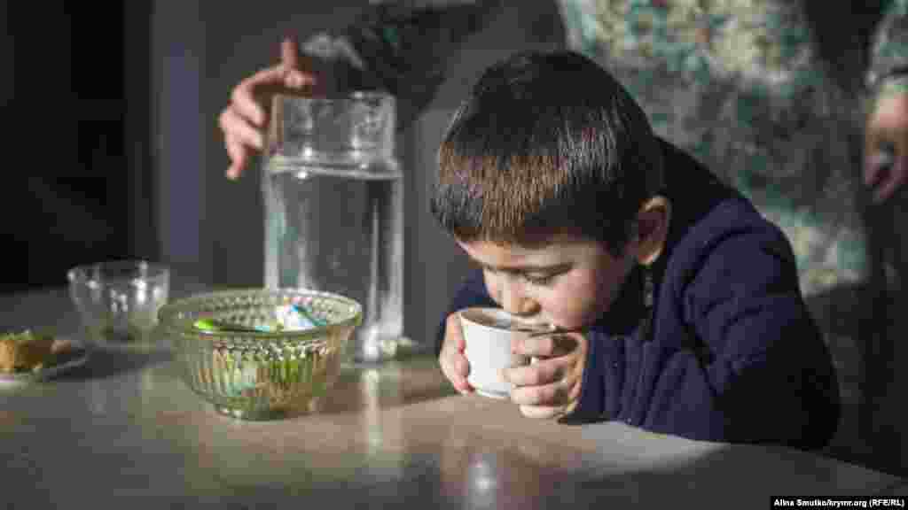 Сахир – сын Энвера Мамутова – крымского активиста из Бахчисарая. 2 мая 2016 года 40-летнего Энвера вместе с тремя другими задержанными в Бахчисарае мусульманами – Рустемом Абильтаровым, Ремзи Меметовым и Зеври Абсеитовым увезли в крымское управление российской ФСБ. После задержания супруга искала его почти неделю – ей не сообщили, куда увозят Энвера. Мамутова обвинили в попытках насильственного захвата власти и организации деятельности террористической организации Хизб ут-Тахрир. В декабре 2018 года Энвер был осужден российским судом к 17 годам лишения свободы в колонии строгого режима 