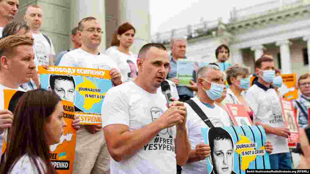 Задержанный и арестованный в Крыму фрилансер Крым.Реалии Владислав Есипенко «не предал себя и страну, и должен быть немедленно освобожден». Об этом на акции в поддержку Есипенко сказал бывший политузник Кремля, украинский режиссер из Крыма Олег Сенцов. «Когда тебя задерживают, у тебя есть два пути: либо предать себя и государство, или остаться верным себе, своим принципам и своему государству. Все наши собратья, которые присутствуют на этой акции – не предали себя. Я рад, что Влад пошел этим трудным и долгим путем. Я надеюсь, что его больше не будут пытать. Впереди суд, срок, ожидание и борьба. Я верю, что Влад и другие наши ребята, которые находятся в плену у Путина в Крыму, в России, на Донбассе, будут освобождены», – сказал Сенцов