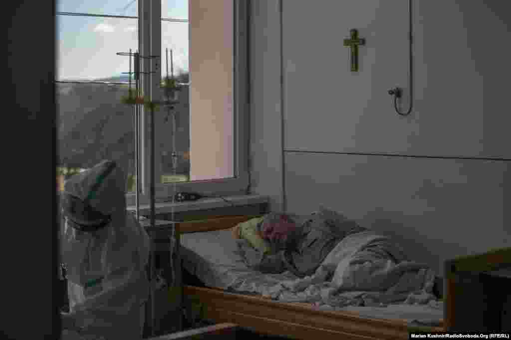 Невтішною виглядає картина в області, де, здебільшого, бракне місць у лікарнях. Медикам доводиться облаштовувати ліжка для хворих у коридорах