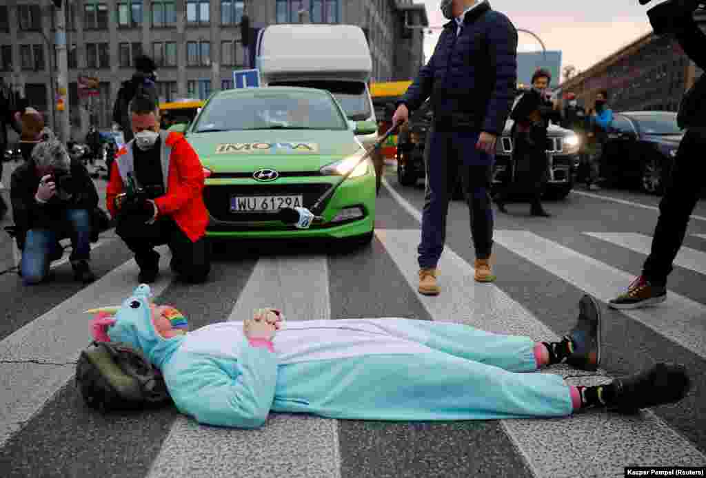 Законно зробити аборт дозволяється лише у разі зґвалтування, інцесту або загрози життю чи здоров’ю матері. А такі випадки у Польщі становлять близько 2% від загальної кількості абортів, які робили в сусідній державі протягом року. На фото: Чоловік у Варшаві протестує проти рішення Конституційного трибуналу Польщі, 26 жовтня 2020 року