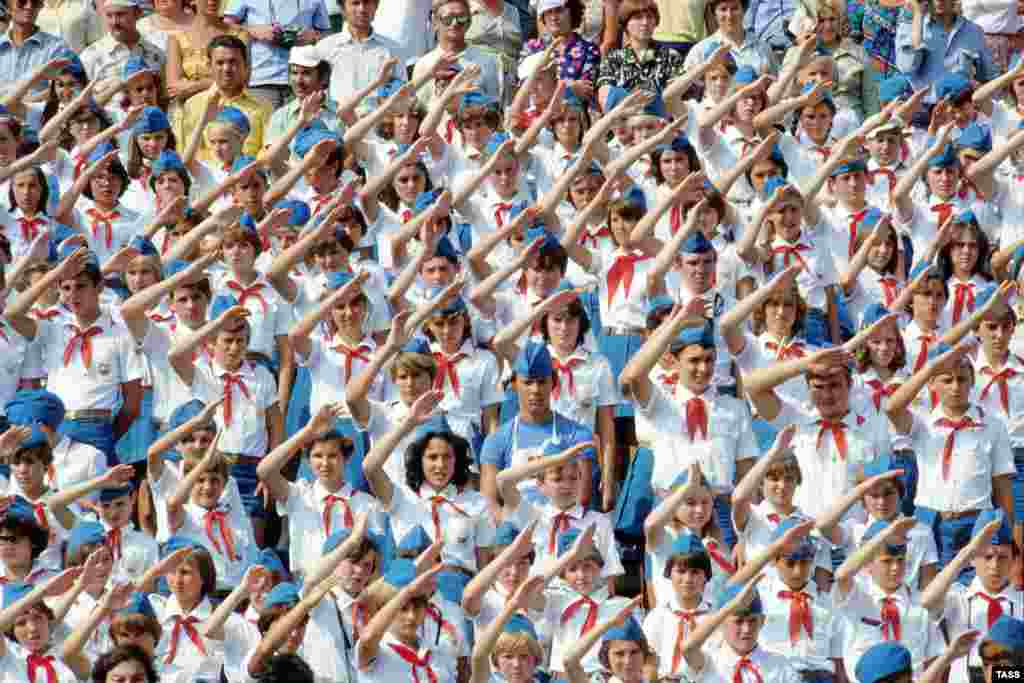 Начиная с 1960 годов в лагере происходила реконструкция. «Артек» разросся до размеров маленького поселка. На его территории было больше 150 зданий, 3 бассейна, киностудия и стадион на 7 000 мест