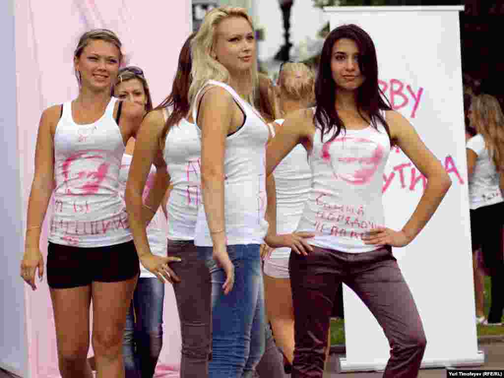 Надев разрисованные майки, девушки выстроились перед журналистами и начали скандировать "Путин! Путин!", ходить кругами и посылать воздушные поцелуи.
