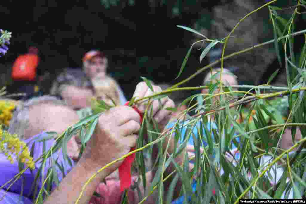Один з головних символів свята – купальське дерево. Прикрашаючи його стрічками, учасники свята мають загадати бажання, і воно виповниться
