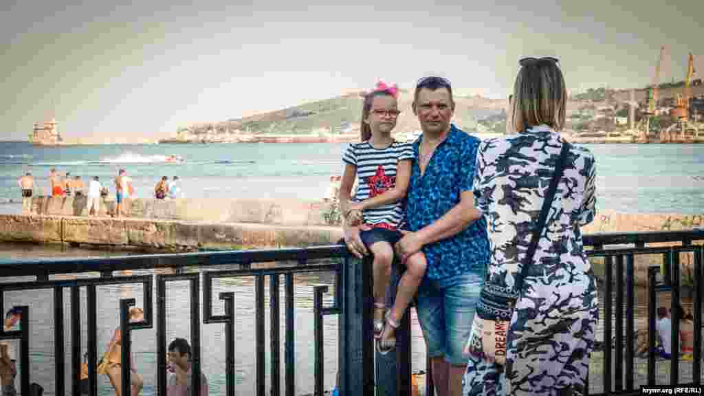 Або ж на тлі живого моря – безкоштовно