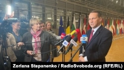 Глава МЗС Польщі Радослав Сікорський спілкується з журналістами після засідання Ради ЄС у Брюсселі, 18 листопада 2024 року