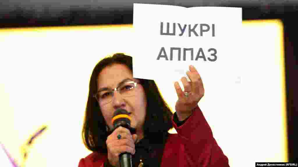 Историк Гульнара Бекирова оглашает победителя в номинации «Вклад в развитие крымскотатарской литературы»