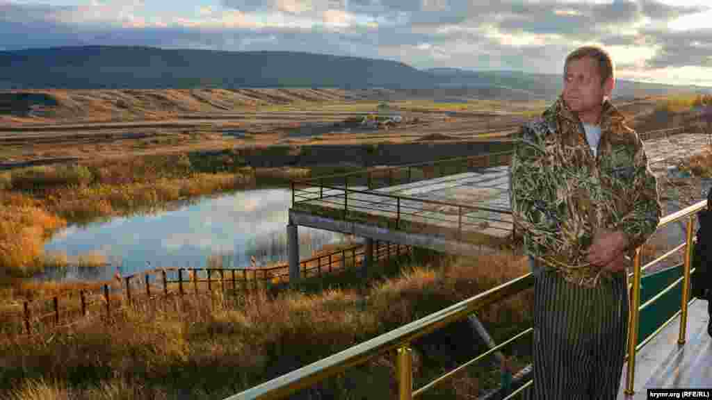 Олег Зубков в парке львов «Тайган» возле Тайганского водохранилища, 4 ноября