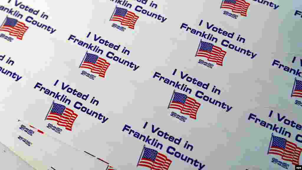 Наклейки «Я проголосував» на виборчій дільниці в Огайо. Якщо продемонструвати таку наклейку продавцю, 8 листопада в багатьох магазинах і кафе можна отримати знижки і подарунки