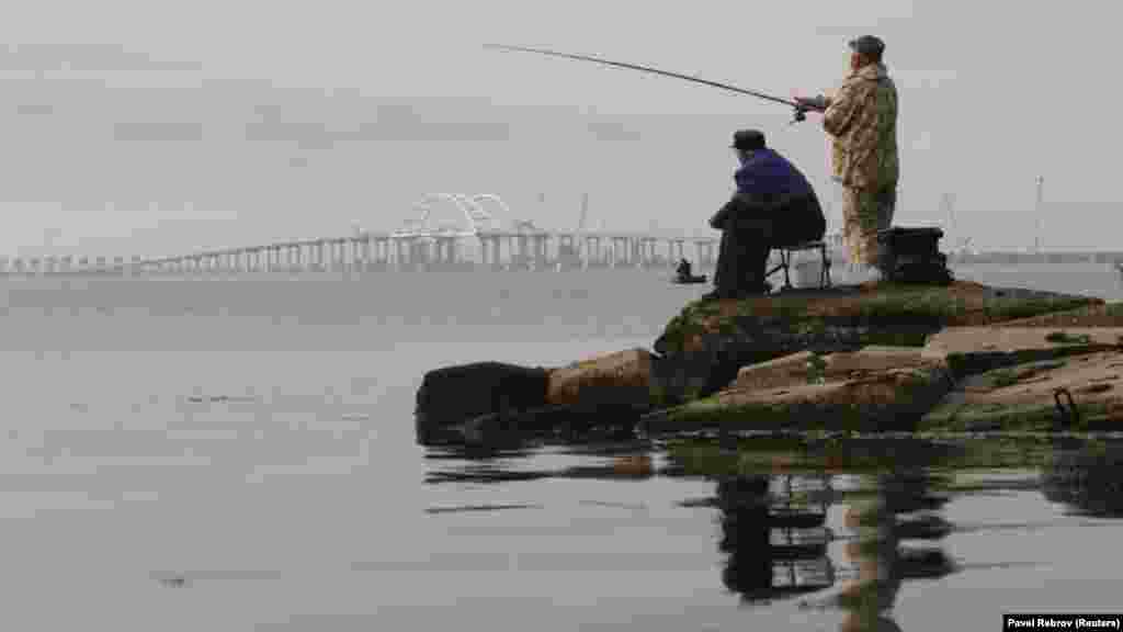 Крымчане свыкаются с новыми реалиями. Российский телевизор рассказывает, что с открытием моста на полуостров хлынут туристы, цены на продукты станут ниже, ресурсы доступнее, а стоимость недвижимости возрастет. Украинские эксперты утверждают: существенных перемен крымчане не ощутят – воды и электричества не станет больше, а завоз продуктов через мост не удешевит их себестоимость. Да и туристическая привлекательность Крыма не вырастет