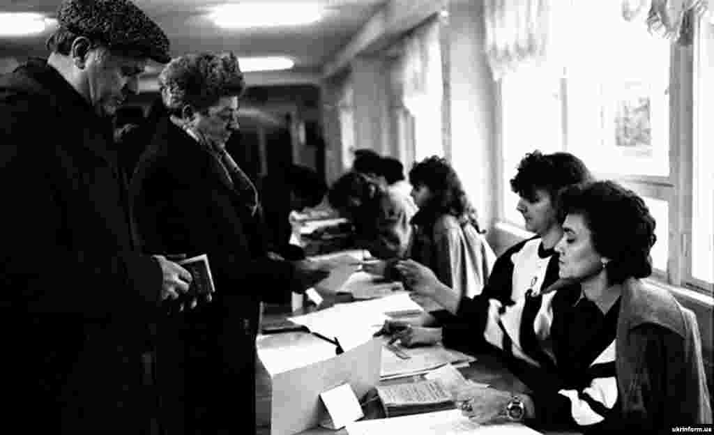 Виборці отримують бюлетені на дільниці N360 виборчого округу N16 в Одесі. В Одеській області незалежність України підтримали 85,38 відсотка виборців