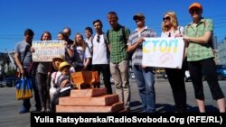 «Пам’ятник совку» у Дніпрі, 19 травня 2019 року. Такий «монумент», за словами активістів, демонструє «сутність Радянського Союзу»