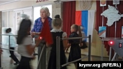 Турникеты в симферопольской гимназии №1 им. Ушинского