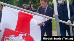 Мер Риги Мартіньш Стакіс 24 травня замінив червоно-зелений прапор Білорусі на біло-червоно-білий на одній із площ у центрі міста – біля готелю, де проживають делегації країн-учасниць чемпіонату світу з хокею