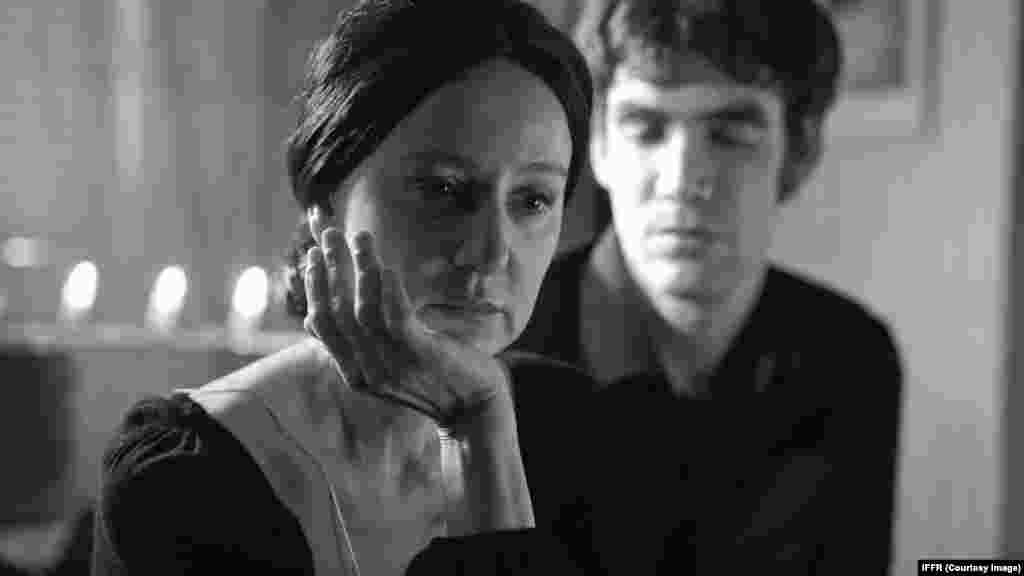 Герой немецкого фильма "Мое слепое сердце" страдает тяжелой генетической болезнью – синдромом Марфана. Свою мать он застрелит из ружья