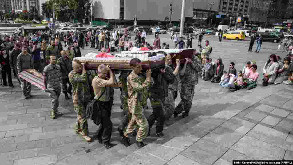 На Майдані попрощалися з загиблими бійцями «Правого сектора», 14 червня 2016 року ФОТОГАЛЕРЕЯ