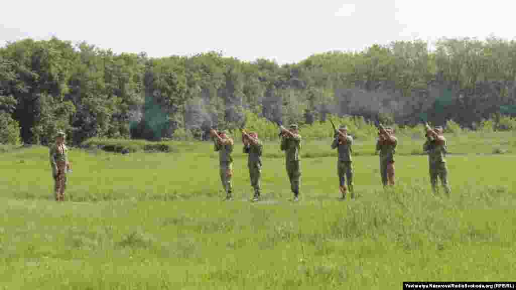 Салют із гвинтівок – почесна варта віддає військові почесті невідомим солдатам