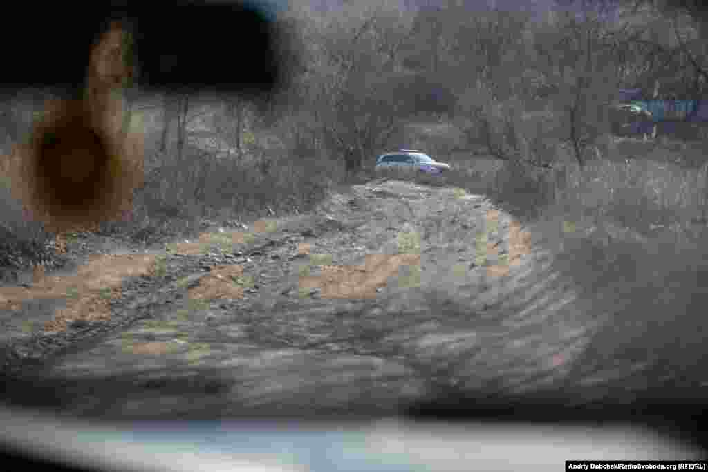 Усі дороги й під’їзди до селища Золоте-4 перекриті патрулями озброєних поліцейських, які чергують тут вдень і вночі. Пересуватися нам (кореспондентам) машиною заборонили. Тож увесь день ми провели на ногах