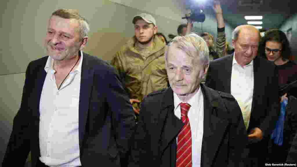 Освобожденных заместителей главы Меджлиса крымскотатарского народа Ильми Умерова и Ахтема Чийгоза встречают в киевском аэропорту «Борисполь»