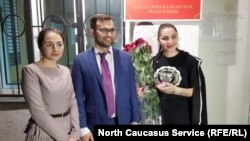 Адвокаты у здания городского суда, Нальчик, Кабардино-Балкария. Диана Ципинова - крайняя справа. Архивное фото.