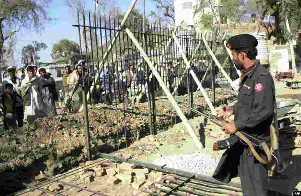 Есть стена и на границе между Пакистаном и Афганистаном. Президент Пакистана уверен, что преграда поможет остановить проникновение в страну боевиков и наркотиков 